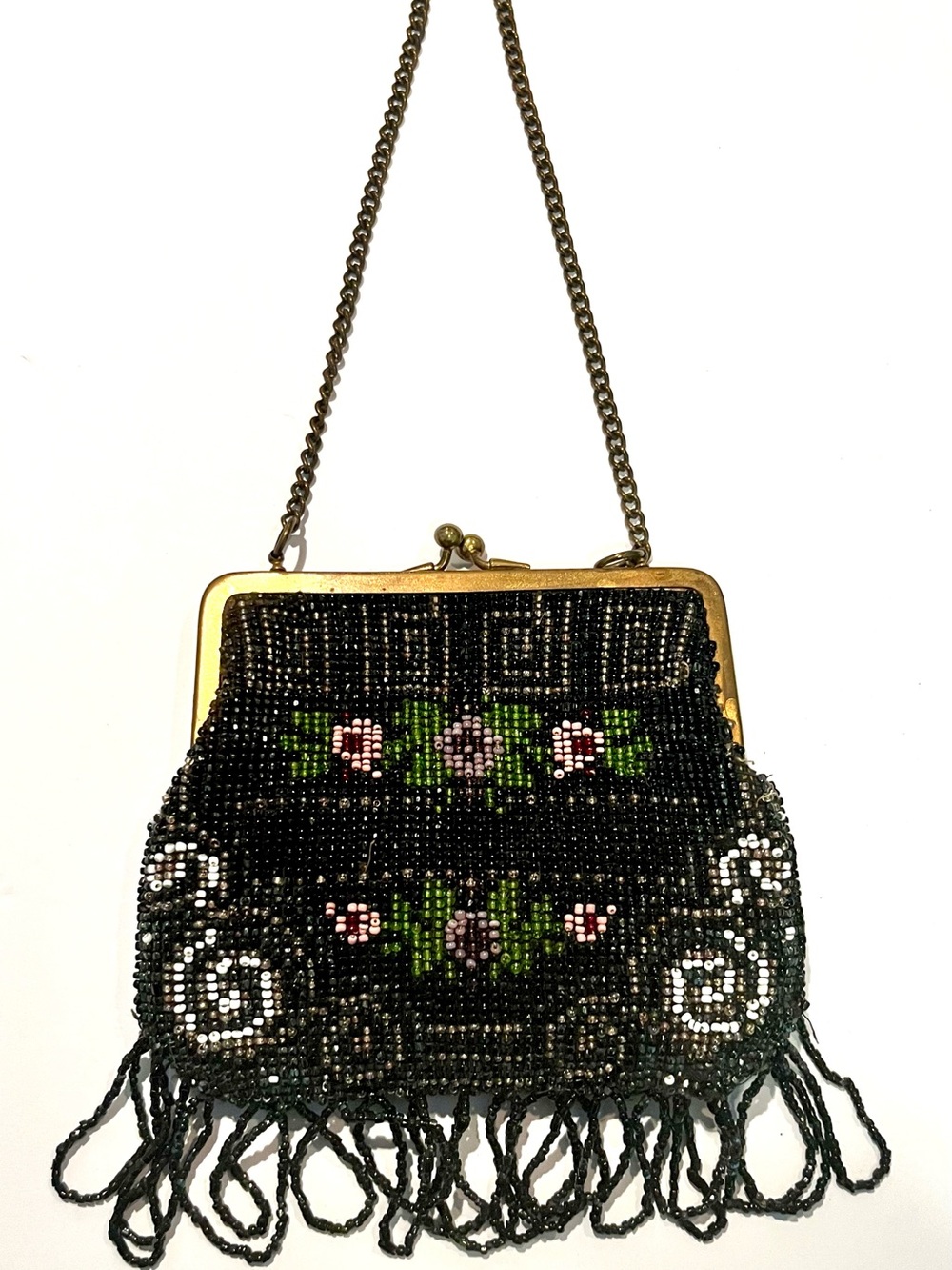 Pretty vintage beaded bag with chain handle. Very good condition.